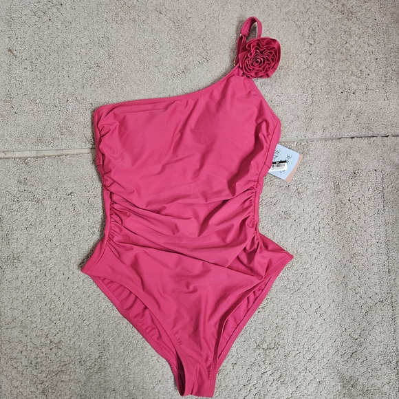Shade & Shore One-Shoulder Ruched Rose Detail One-Piece Swimsuit Size: Large NWT - Picture 4 of 11